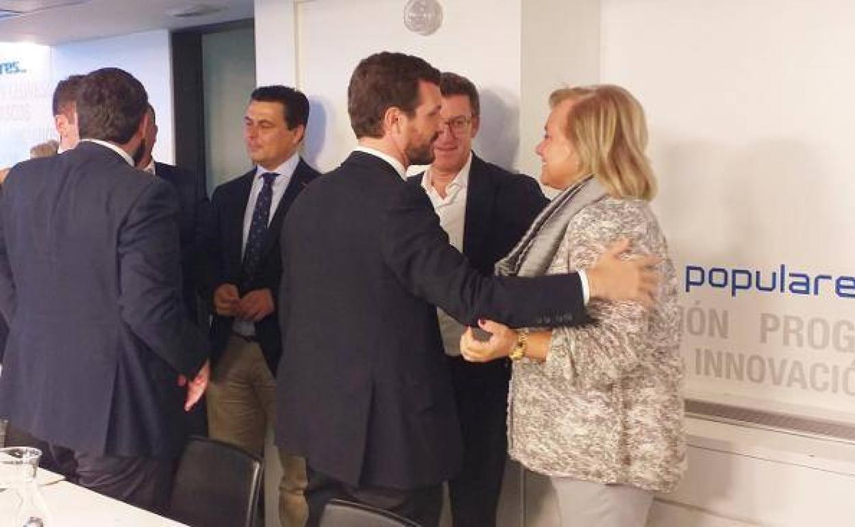 Pablo Casado saluda a Mercedes Fernández en presencia de Alberto Núñez Feijóo, durante el Comité Ejecutivo del PP.