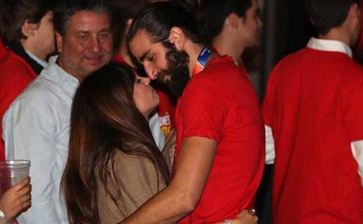 Ricky Rubio y Sara Colomé durante la celebración en la plaza de Colón.