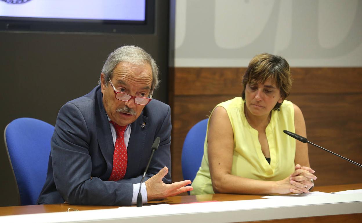 Wenceslao López y Ana Rivas comparecieron esta mañana en el Ayuntamiento de Oviedo. 