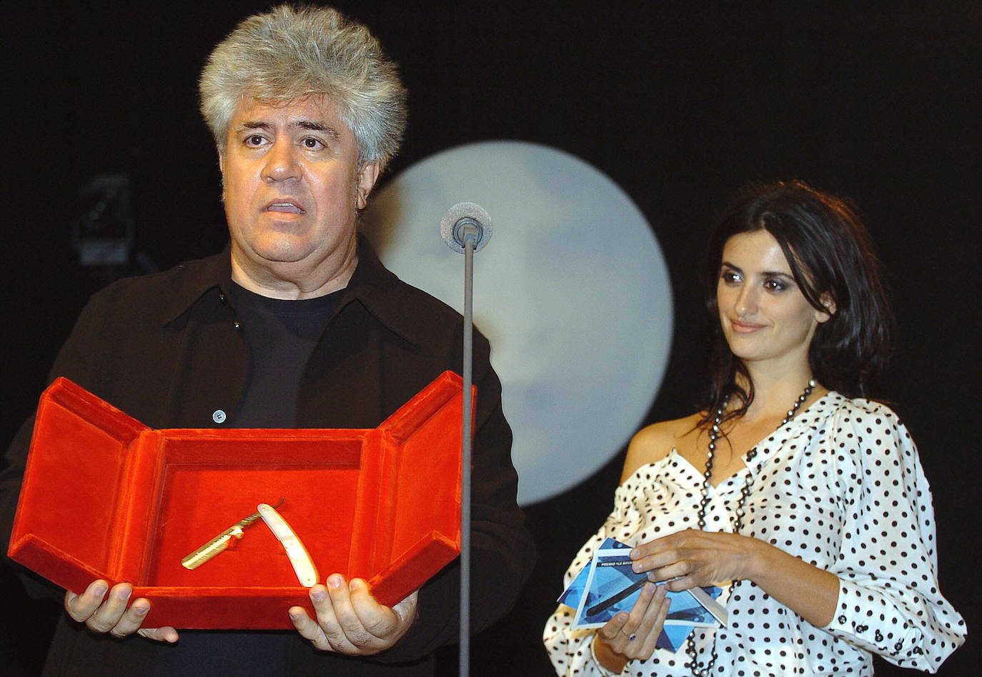 El cineasta manchego cumple 70 años con dos Óscar en su haber y varios premios Goya. Acaba de estrenar su última película 'Dolor y Gloria', en la que Antonio Banderas interpreta al propio Pedro Almodóvar.