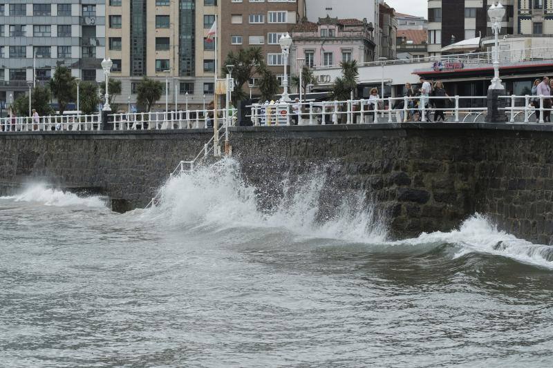 El resultado de las muestras recogidas por los Bomberos en trece puntos, incluida la escalera 15, han dado negativo «con lo que el agua es apta para el baño»