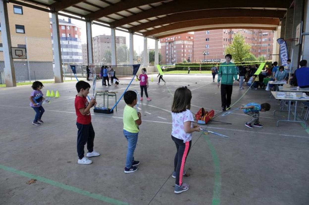 Un grupo de alumnos del colegio público Ángel González, ayer, en una actividad. 