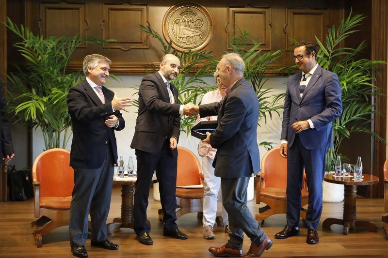 Serenos Gijón celebró su 20 aniversario en el Club de Regatas homenajeando a todos los concejales de empleo del Ayuntamiento y a los tres primeros serenos.