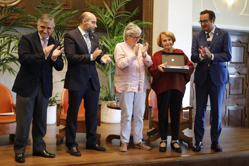 Serenos Gijón celebró su 20 aniversario en el Club de Regatas homenajeando a todos los concejales de empleo del Ayuntamiento y a los tres primeros serenos.