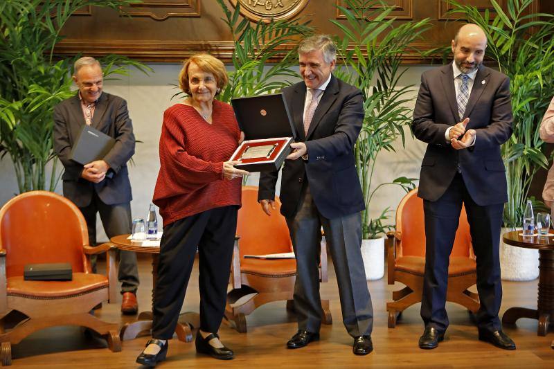 Serenos Gijón celebró su 20 aniversario en el Club de Regatas homenajeando a todos los concejales de empleo del Ayuntamiento y a los tres primeros serenos.