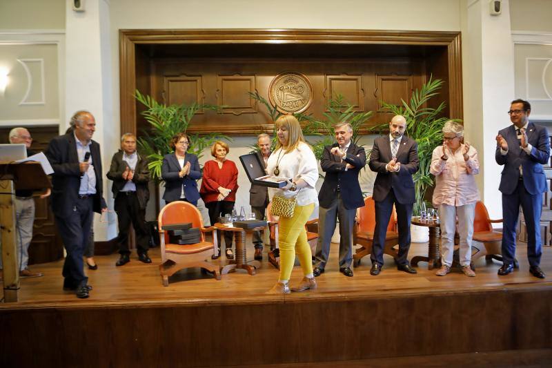 Serenos Gijón celebró su 20 aniversario en el Club de Regatas homenajeando a todos los concejales de empleo del Ayuntamiento y a los tres primeros serenos.
