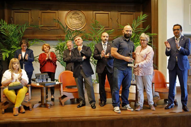 Serenos Gijón celebró su 20 aniversario en el Club de Regatas homenajeando a todos los concejales de empleo del Ayuntamiento y a los tres primeros serenos.