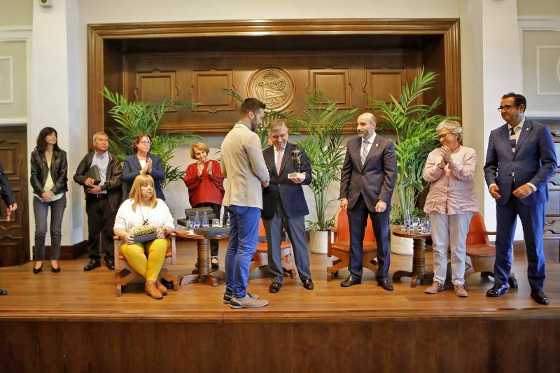 Serenos Gijón celebró su 20 aniversario en el Club de Regatas homenajeando a todos los concejales de empleo del Ayuntamiento y a los tres primeros serenos.