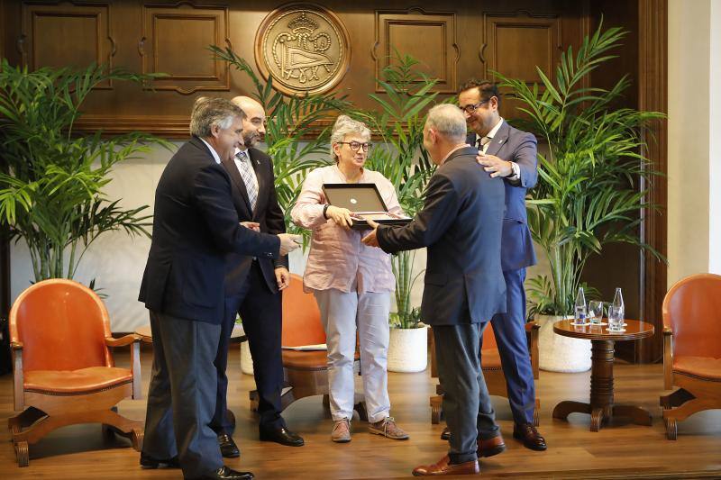Serenos Gijón celebró su 20 aniversario en el Club de Regatas homenajeando a todos los concejales de empleo del Ayuntamiento y a los tres primeros serenos.