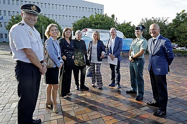 Por la izquierda, Dámaso Colunga, comisario principal de la Policía Nacional; Laura Estefanía Méndez, jefa de la oficina de la DGT de Gijón; Elisa Miguélez, vicerrectora de Estudiantes; la alcaldesa, Ana González; la jefa provincial de Tráfico, Raquel Casado; el concejal de Movilidad, Aurelio Martín; el comandante Gerardo Suárez; y Rubén Castro, de la Unión de Empresarios de Autoescuelas. 