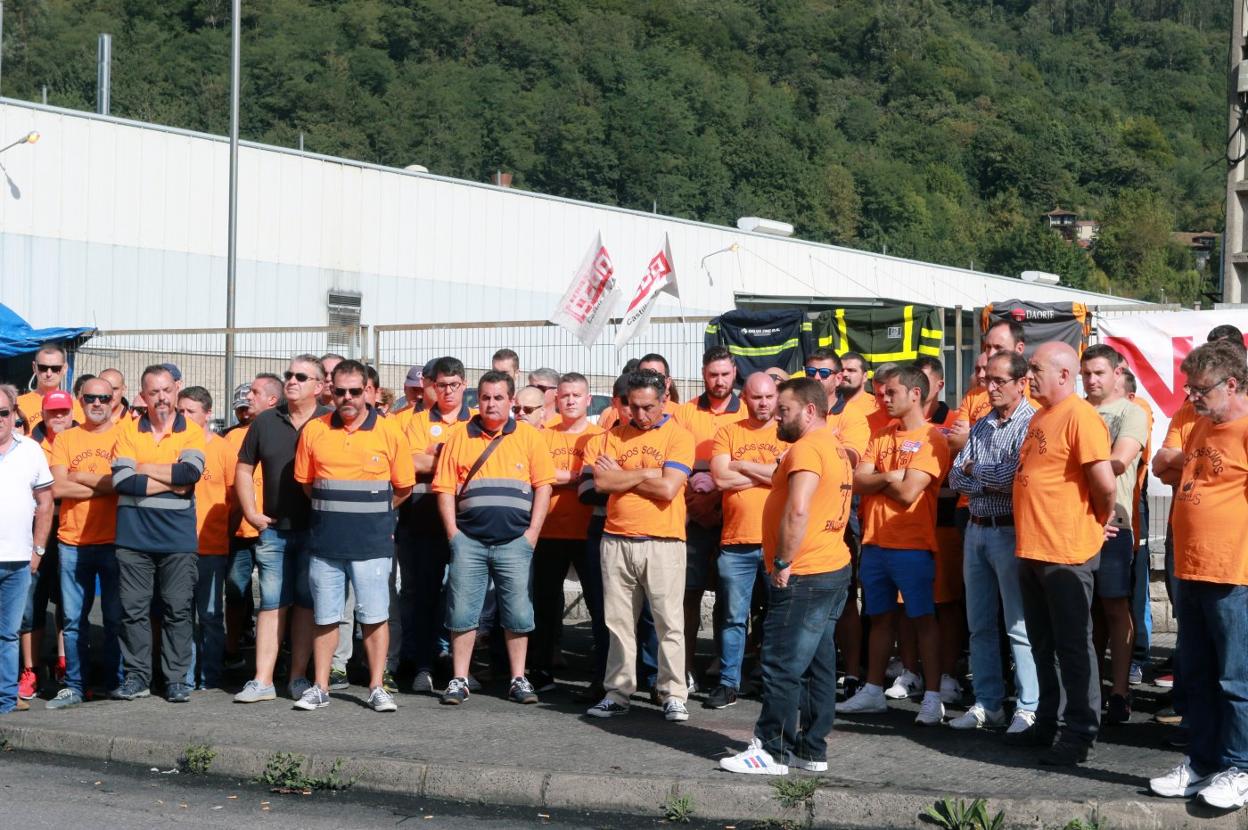 Los trabajadores de Vesuvius guardan un minuto de silencio por el fallecimiento de David Saiz, empleado de la planta de Miranda del Ebro. 