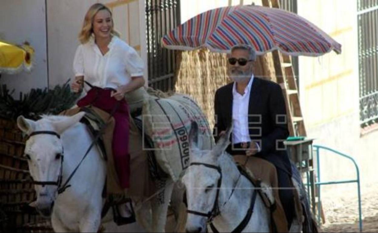 Brie Larson y George Clooney pasean en burro por Navalcarnero. 