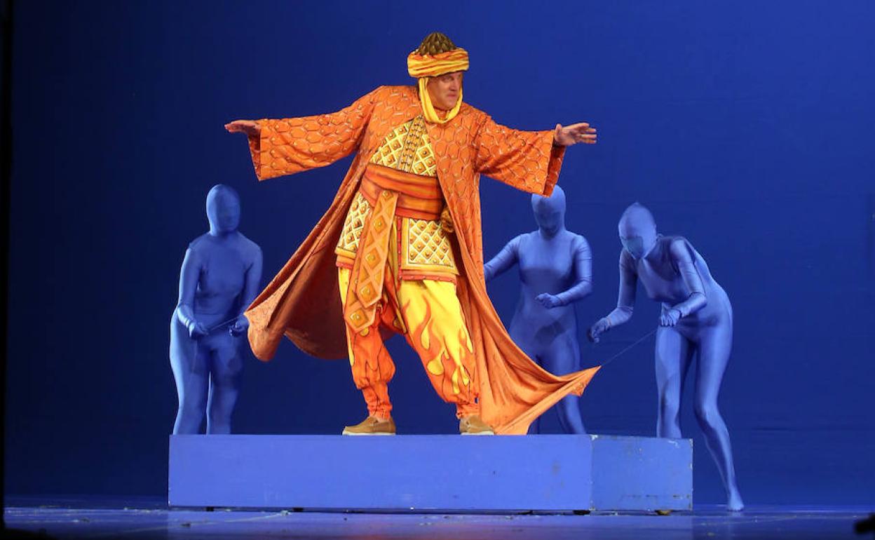 La fantasía y la realidad se mezclan sobre el escenario. 