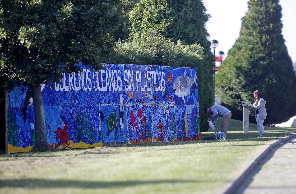 Mural en Mareo, en Gijón, formado con tapones de plástico para reivindicar la limpieza de mares y playas. 