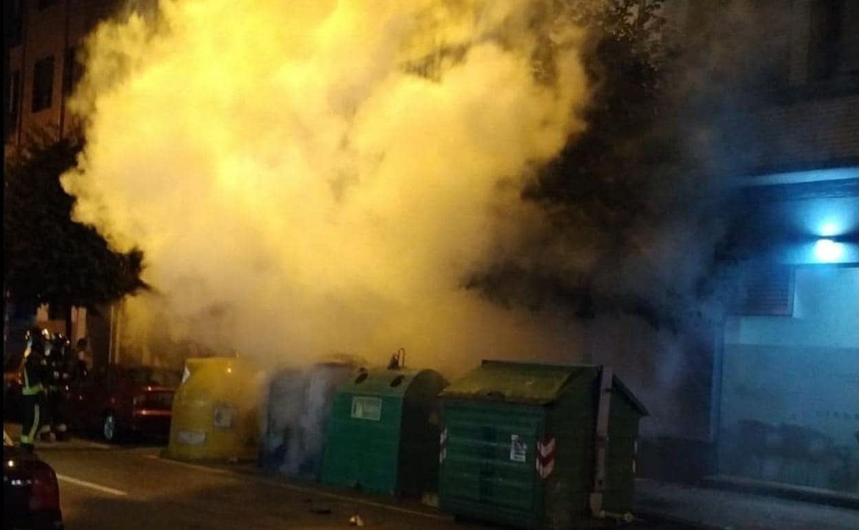 Densa nube del contenedor quemado anoche. :: P. GARCÍA