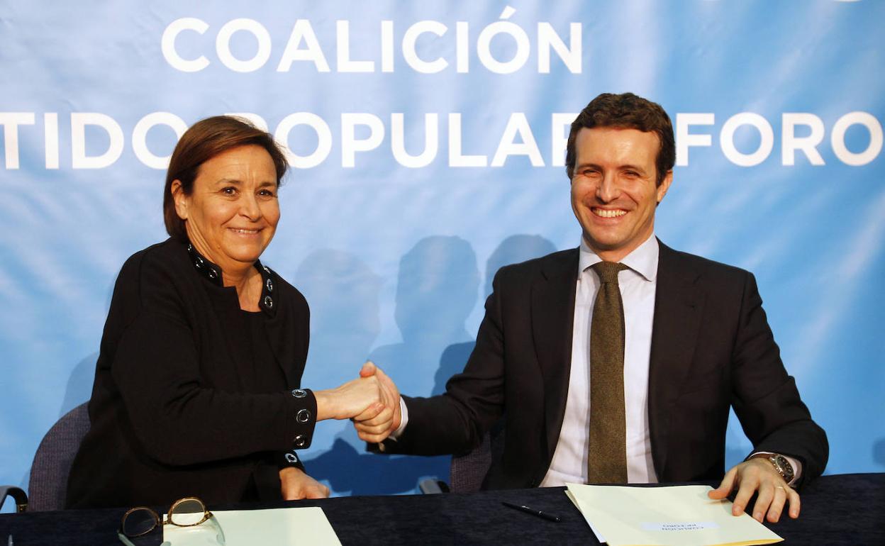 Carmen Moriyón y Pablo Casado en el acto de firma del acuerdo por el que el PP y Foro concurrieron en coalición a las elecciones generales de abril. 