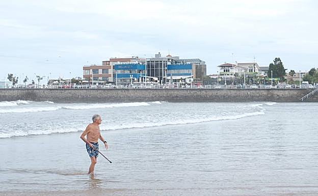 Un bañista camina por la orilla en la zona de la playa que estuvo cerrada preventivamente.