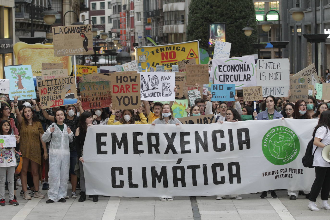Centenares de personas se han concentrado en Oviedo para reclamar «medidas efectivas» contra el cambio climático en una jornada de protestas que se han desarrollado por todo el mundo.