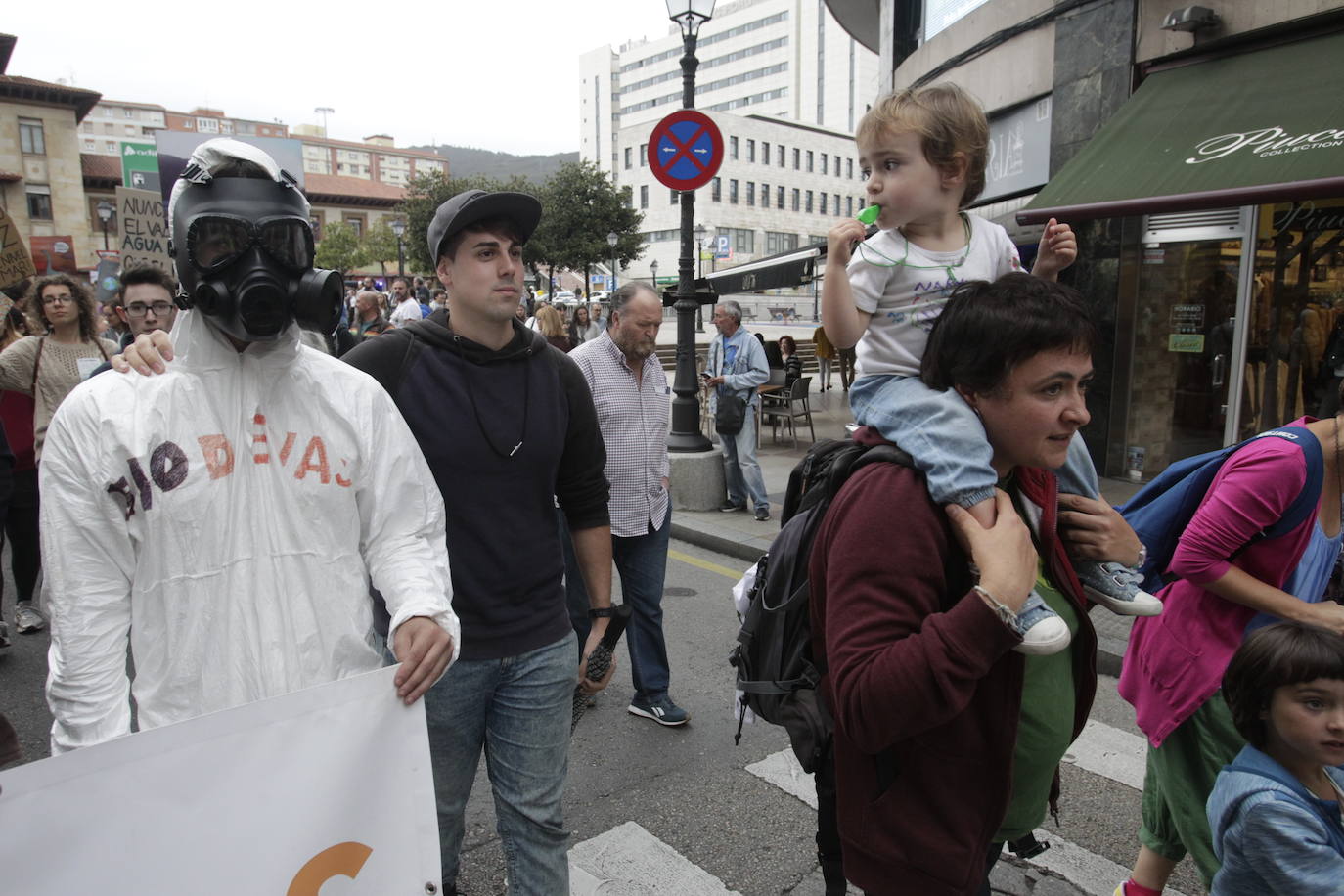 Centenares de personas se han concentrado en Oviedo para reclamar «medidas efectivas» contra el cambio climático en una jornada de protestas que se han desarrollado por todo el mundo.