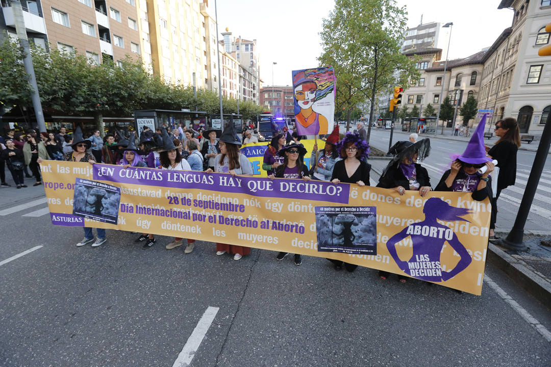 Gijón ha sido escenario de una manifestación convocada por la Plataforma Feminista d'Asturies con motivo del Día de Acción por el Derecho al Aborto Seguro, Libre y Gratuito.