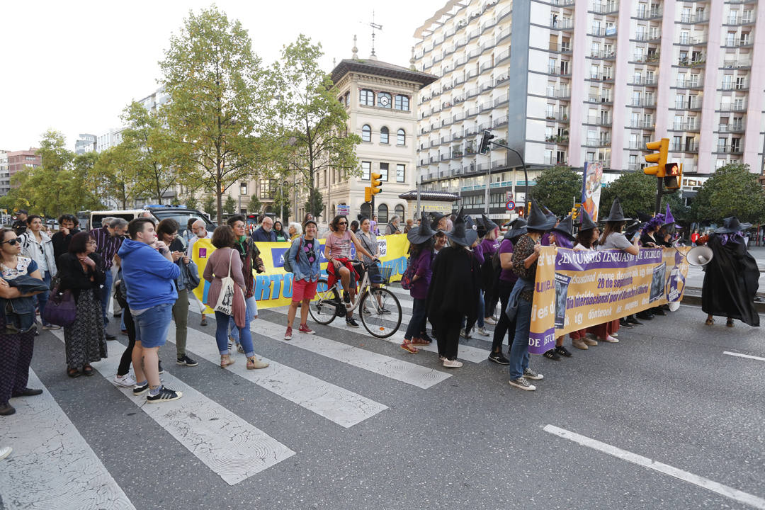 Gijón ha sido escenario de una manifestación convocada por la Plataforma Feminista d'Asturies con motivo del Día de Acción por el Derecho al Aborto Seguro, Libre y Gratuito.