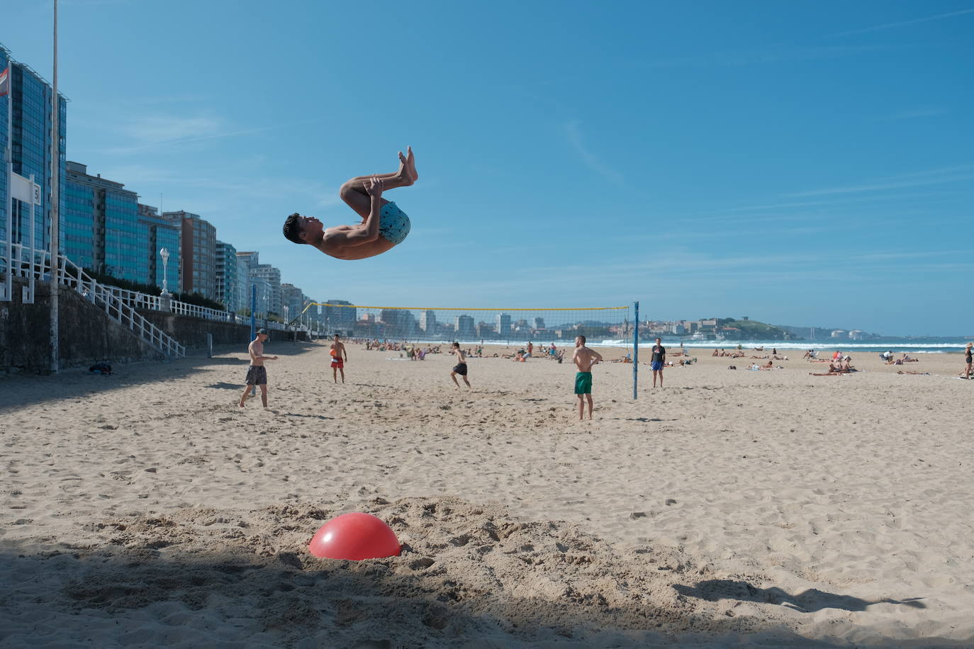 San Lorenzo, Salinas, las playas del Oriente o los parques de Oviedo. Todo espacio al aire libre era hoy una opción para disfrutar del sol y las altas temperaturas.