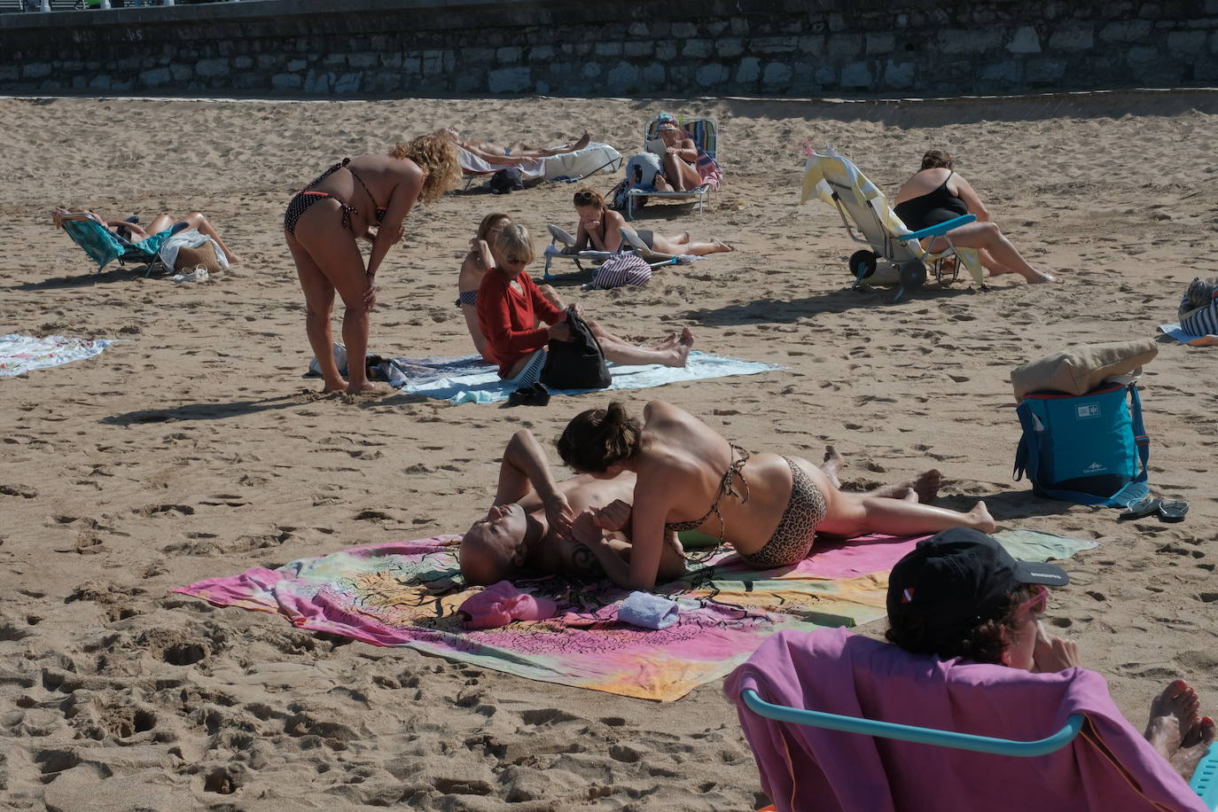 San Lorenzo, Salinas, las playas del Oriente o los parques de Oviedo. Todo espacio al aire libre era hoy una opción para disfrutar del sol y las altas temperaturas.