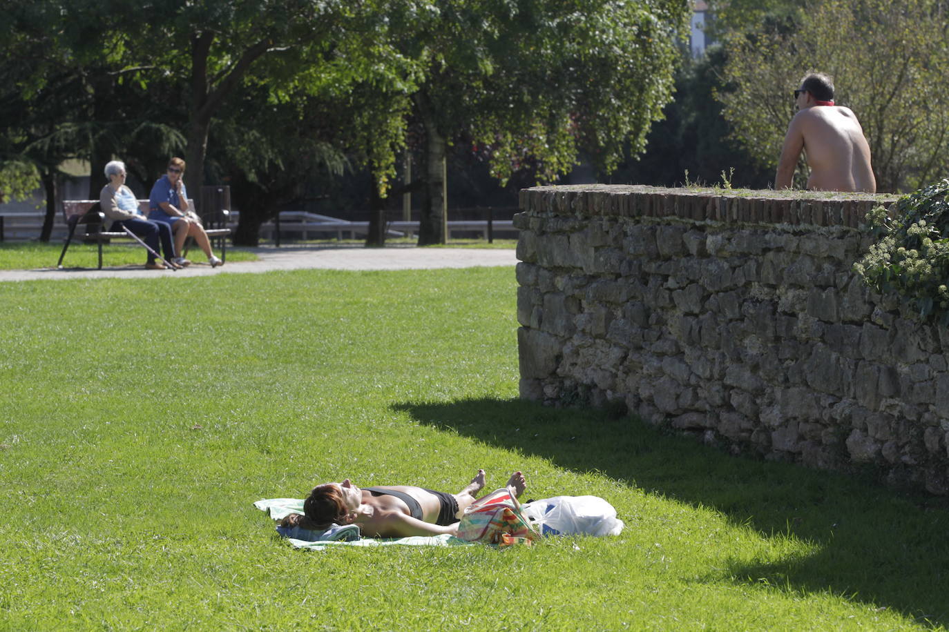 San Lorenzo, Salinas, las playas del Oriente o los parques de Oviedo. Todo espacio al aire libre era hoy una opción para disfrutar del sol y las altas temperaturas.