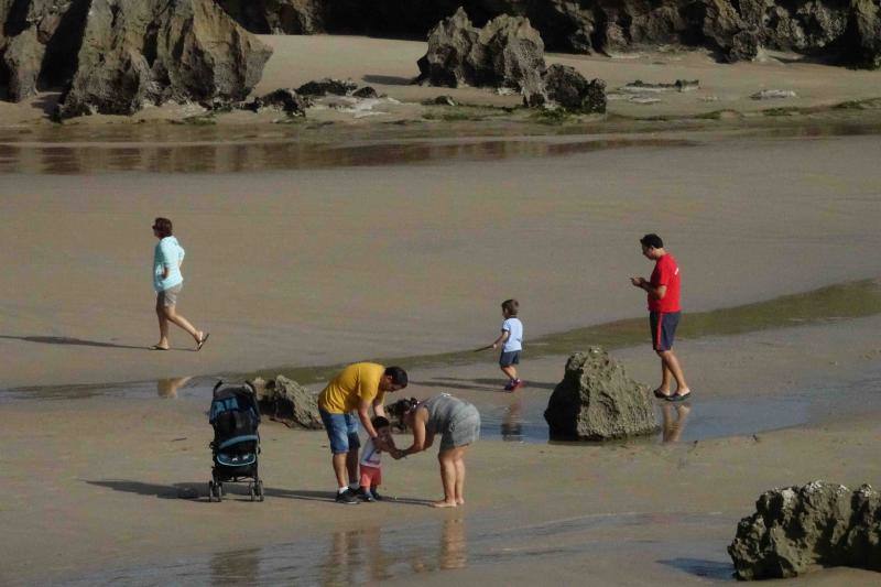 San Lorenzo, Salinas, las playas del Oriente o los parques de Oviedo. Todo espacio al aire libre era hoy una opción para disfrutar del sol y las altas temperaturas.