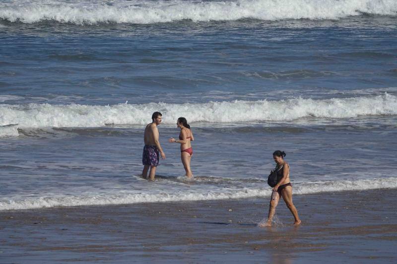 San Lorenzo, Salinas, las playas del Oriente o los parques de Oviedo. Todo espacio al aire libre era hoy una opción para disfrutar del sol y las altas temperaturas.