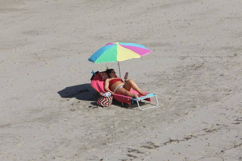 San Lorenzo, Salinas, las playas del Oriente o los parques de Oviedo. Todo espacio al aire libre era hoy una opción para disfrutar del sol y las altas temperaturas.