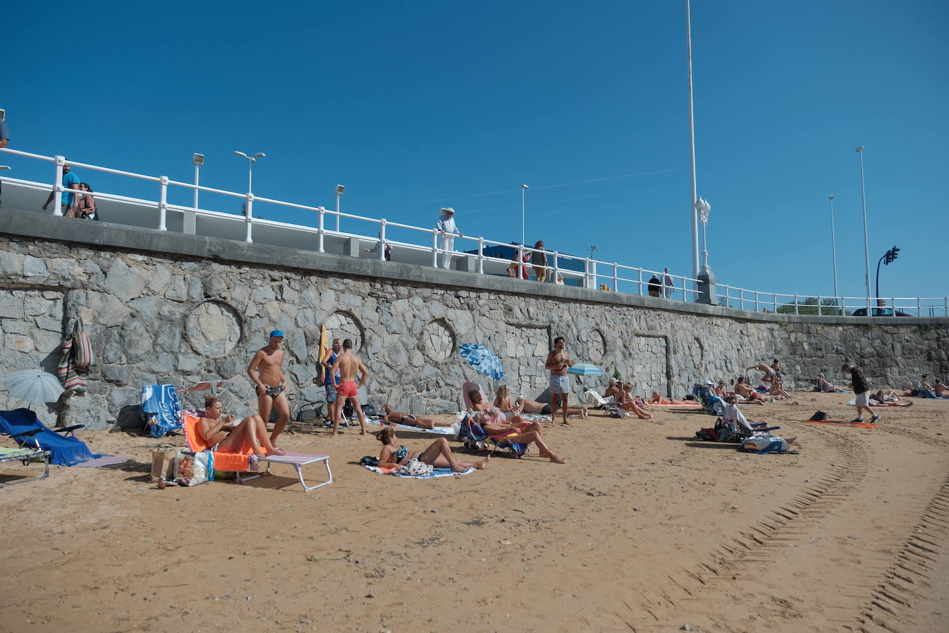 San Lorenzo, Salinas, las playas del Oriente o los parques de Oviedo. Todo espacio al aire libre era hoy una opción para disfrutar del sol y las altas temperaturas.