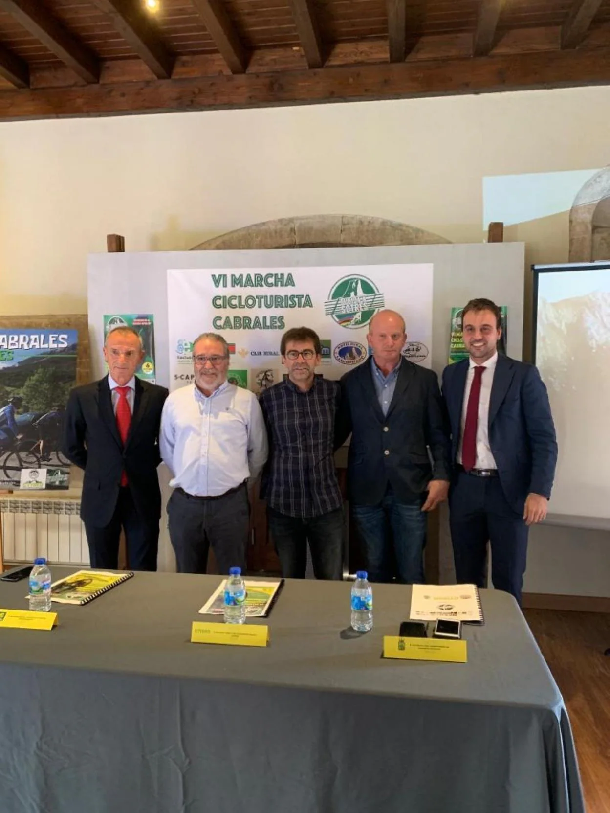 José Carlos Toribio (Ctyard), José Antonio Díaz Soto (Federación de Ciclismo del Principado), José Sánchez, José Antonio Roque y Alejandro Avello (Caja Rural), en la presentación de la marcha. 