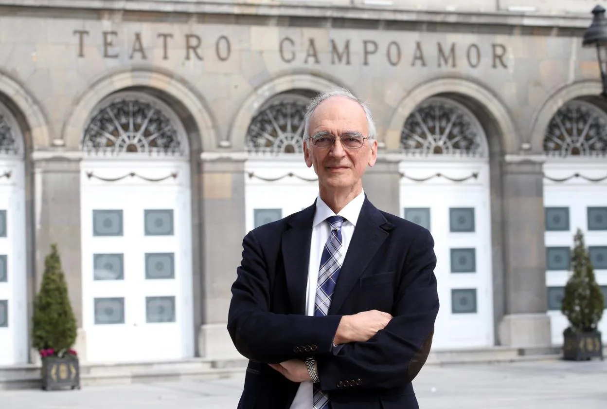 Jaime Martínez, frente al Teatro Campoamor de Oviedo, en 2015, en una fotografía captada para una entrevista. 
