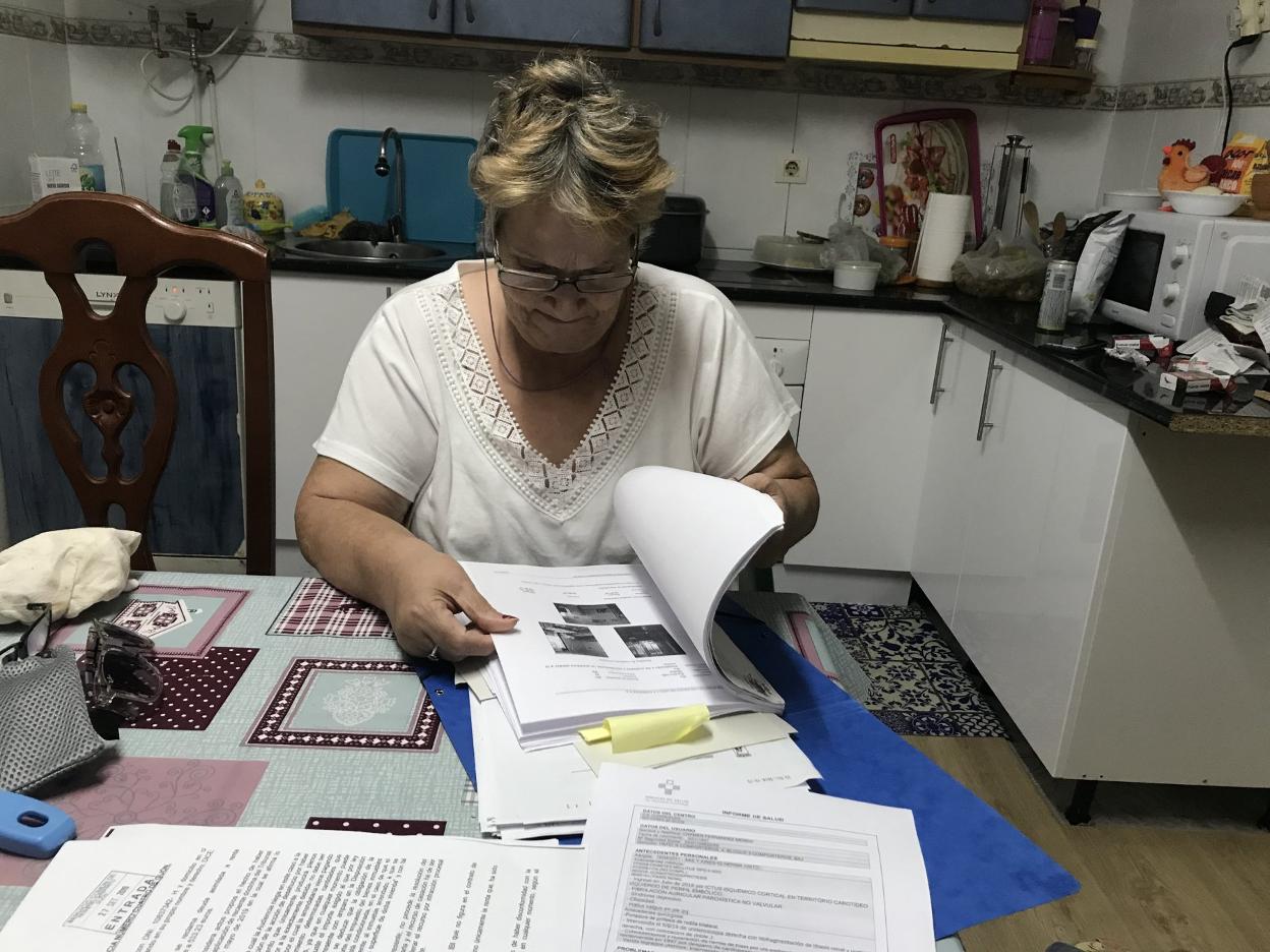María del Carmen García, con su contrato de arrendamiento. 