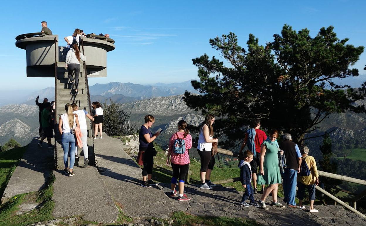 Turistas, este sábado, en el mirador de El Fitu.