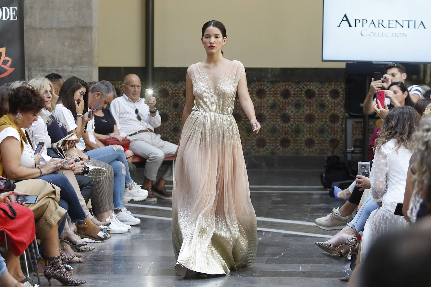 La primera Pasarela de Moda de Asturias, en la que numerosos diseñadores de la región han dado muestra de su creatividad y potencial, ha congregado a un gran número de expertos y aficionados en el Centro de Cultura Antiguo Instituto de Gijón. 