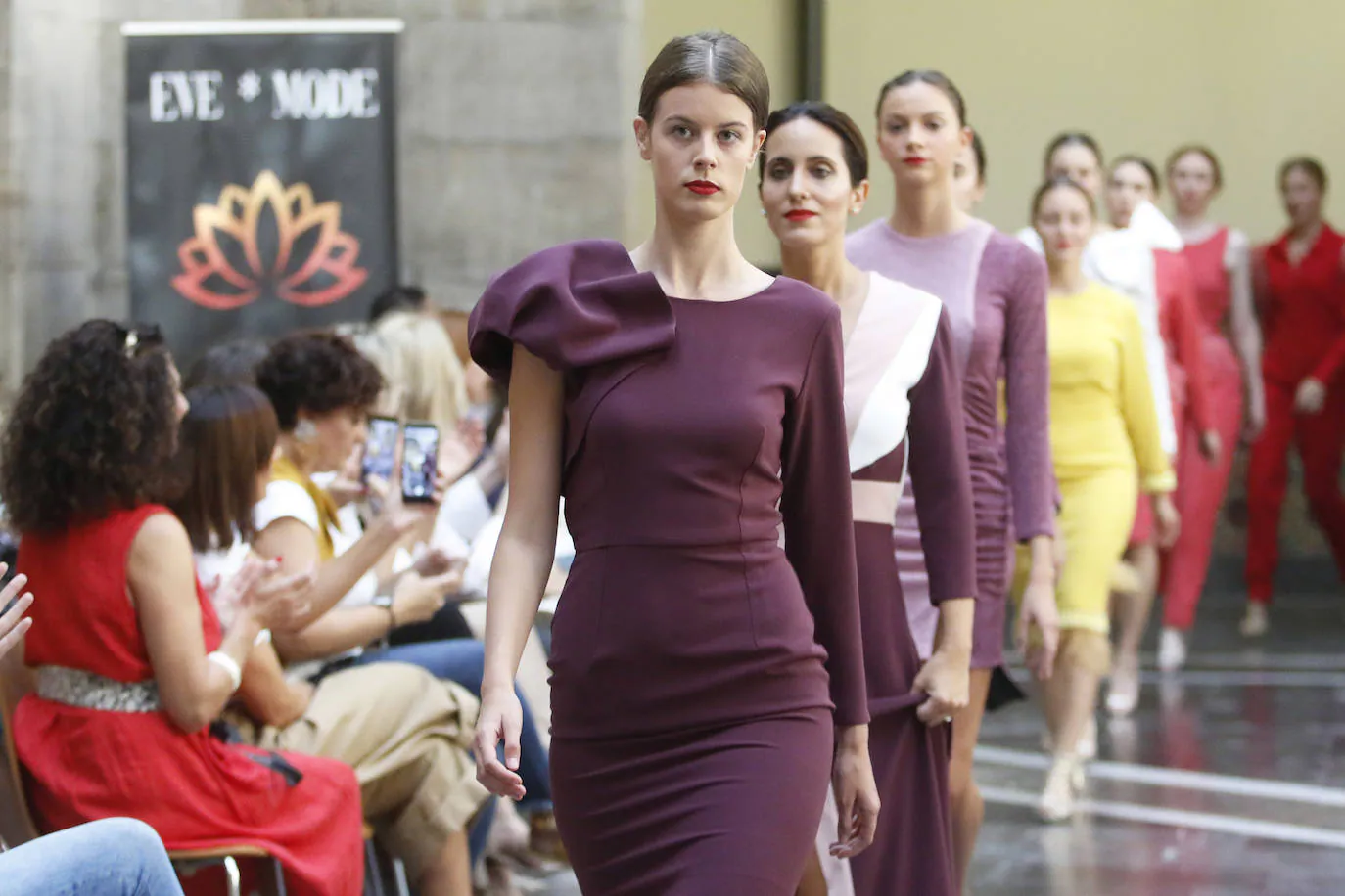 La primera Pasarela de Moda de Asturias, en la que numerosos diseñadores de la región han dado muestra de su creatividad y potencial, ha congregado a un gran número de expertos y aficionados en el Centro de Cultura Antiguo Instituto de Gijón. 