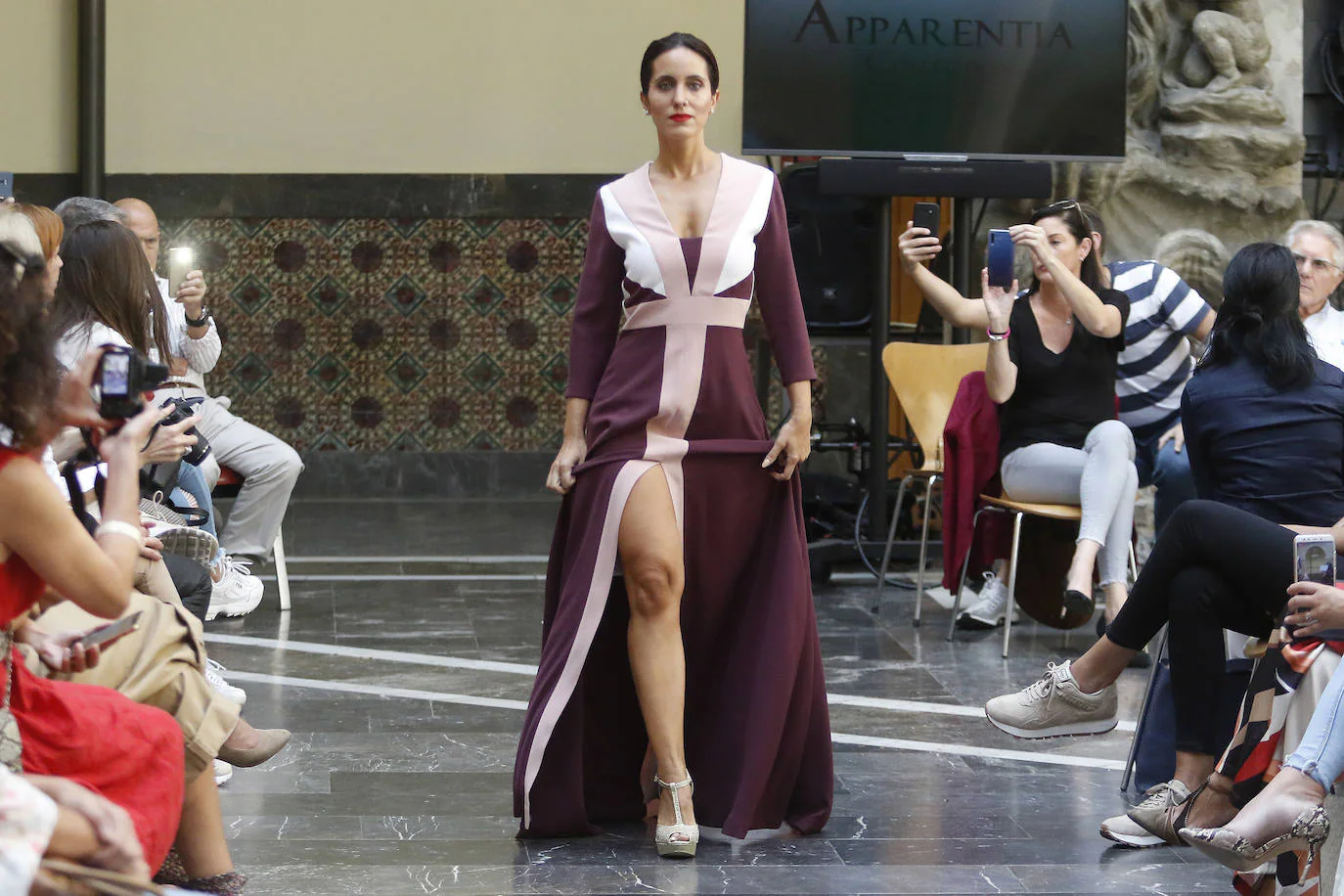 La primera Pasarela de Moda de Asturias, en la que numerosos diseñadores de la región han dado muestra de su creatividad y potencial, ha congregado a un gran número de expertos y aficionados en el Centro de Cultura Antiguo Instituto de Gijón. 