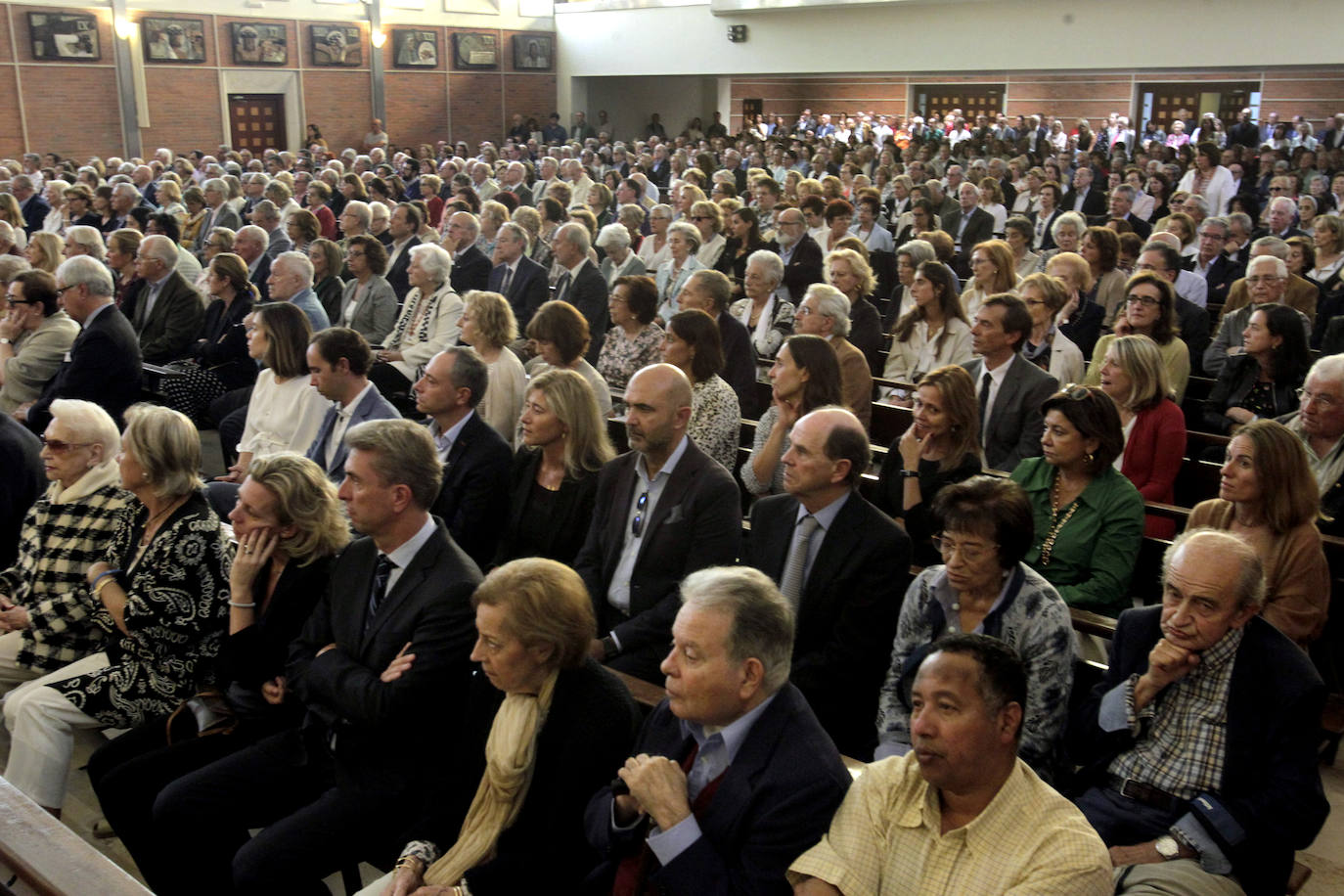 Centenares de personas han dado su último adiós en la iglesia de los Carmelitas al médico Jaime Martínez, expresidente de la Ópera de Oviedo, fallecido a los 77 años.