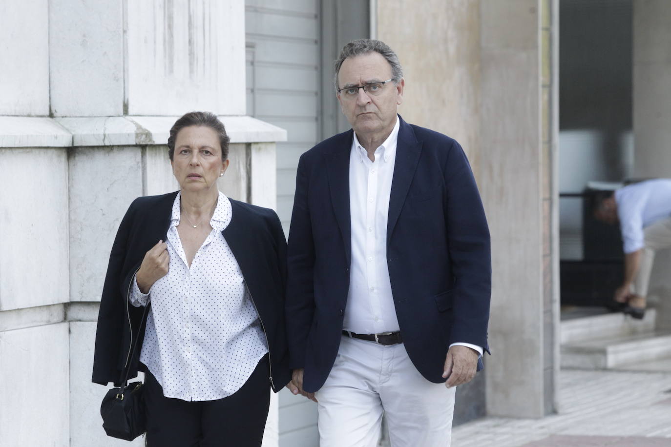 Centenares de personas han dado su último adiós en la iglesia de los Carmelitas al médico Jaime Martínez, expresidente de la Ópera de Oviedo, fallecido a los 77 años.