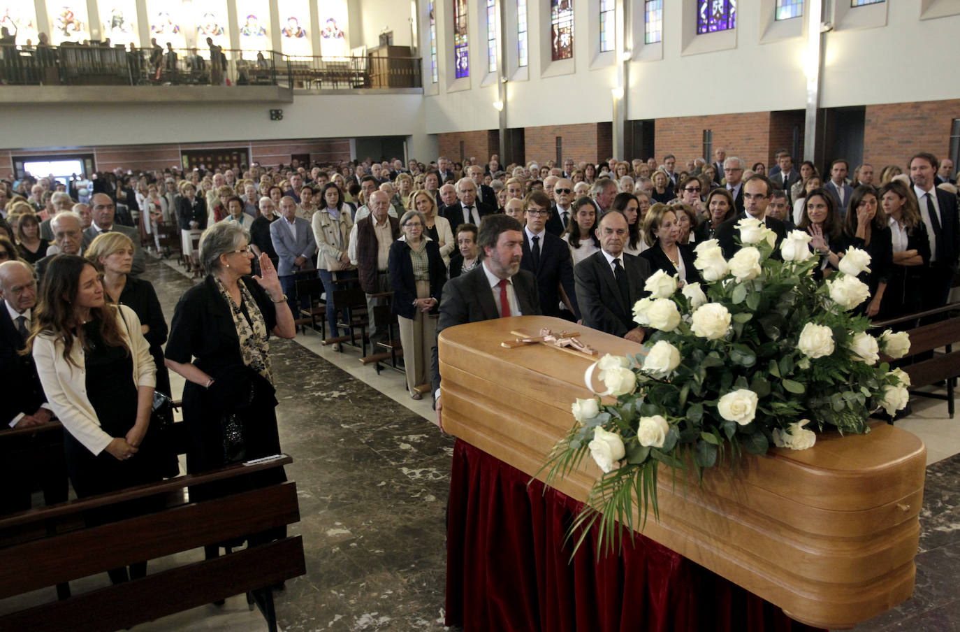 Centenares de personas han dado su último adiós en la iglesia de los Carmelitas al médico Jaime Martínez, expresidente de la Ópera de Oviedo, fallecido a los 77 años.