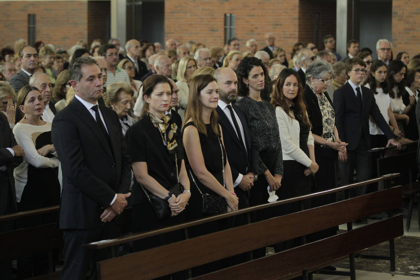 Centenares de personas han dado su último adiós en la iglesia de los Carmelitas al médico Jaime Martínez, expresidente de la Ópera de Oviedo, fallecido a los 77 años.