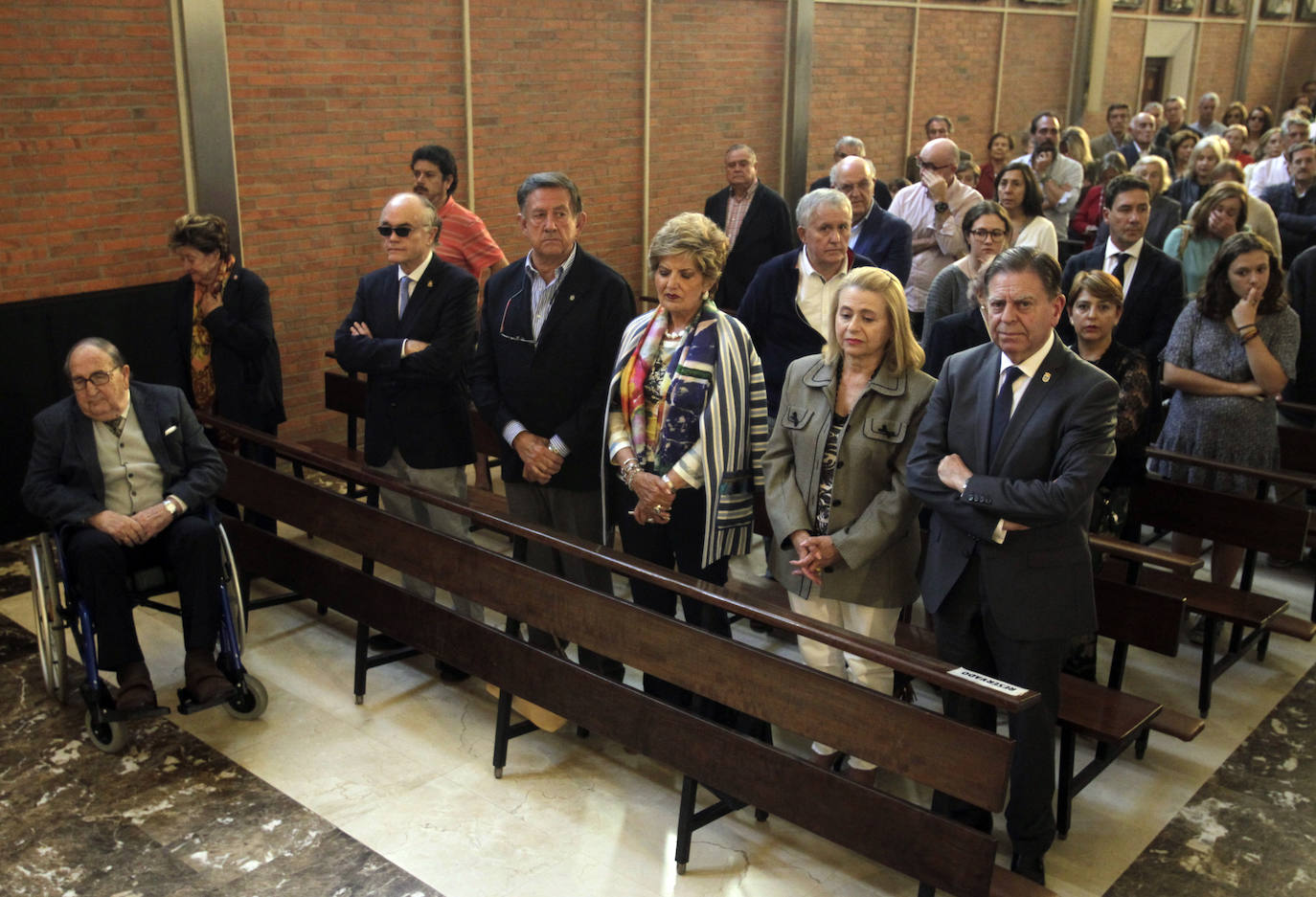 Centenares de personas han dado su último adiós en la iglesia de los Carmelitas al médico Jaime Martínez, expresidente de la Ópera de Oviedo, fallecido a los 77 años.