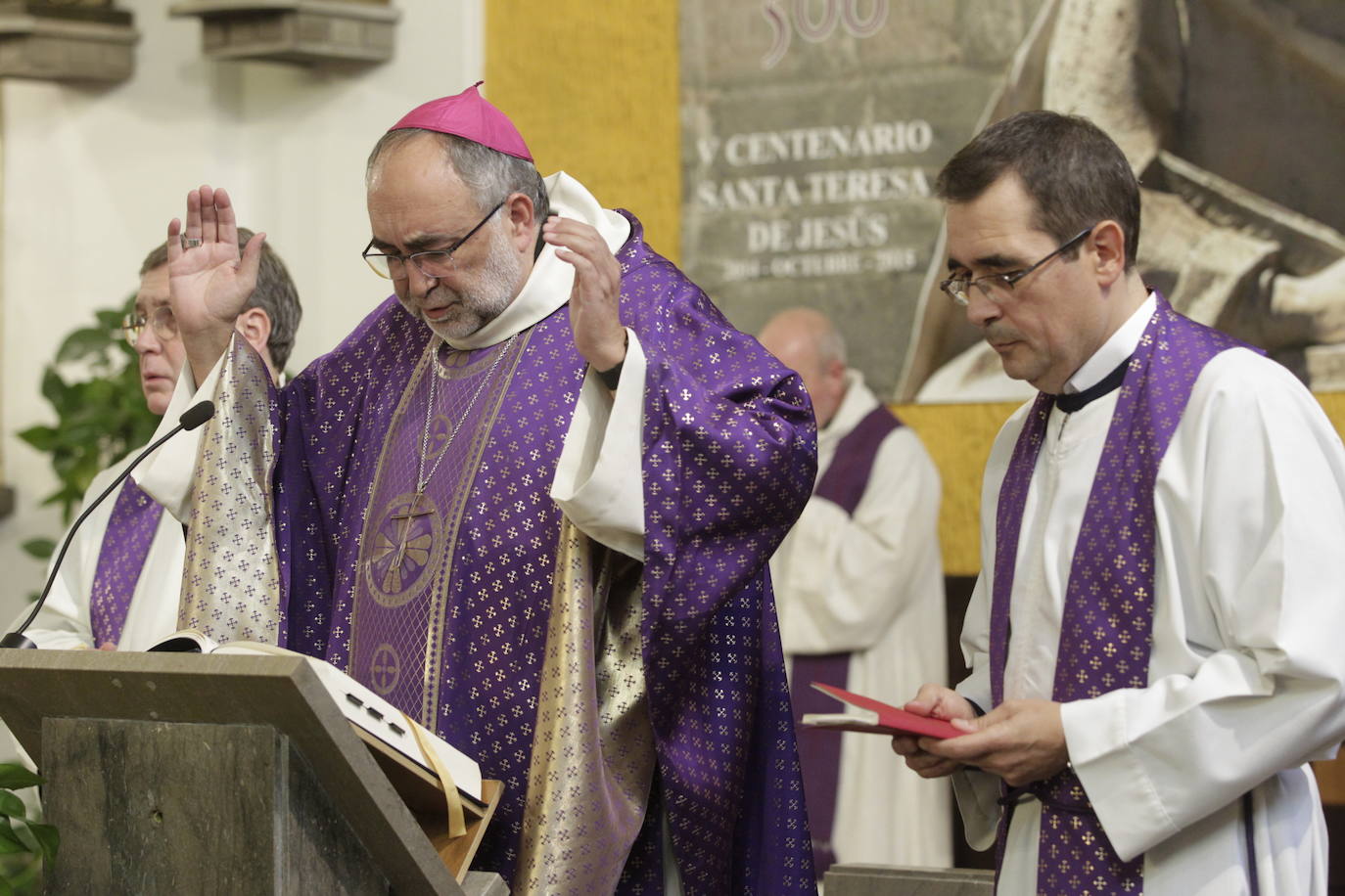 Centenares de personas han dado su último adiós en la iglesia de los Carmelitas al médico Jaime Martínez, expresidente de la Ópera de Oviedo, fallecido a los 77 años.