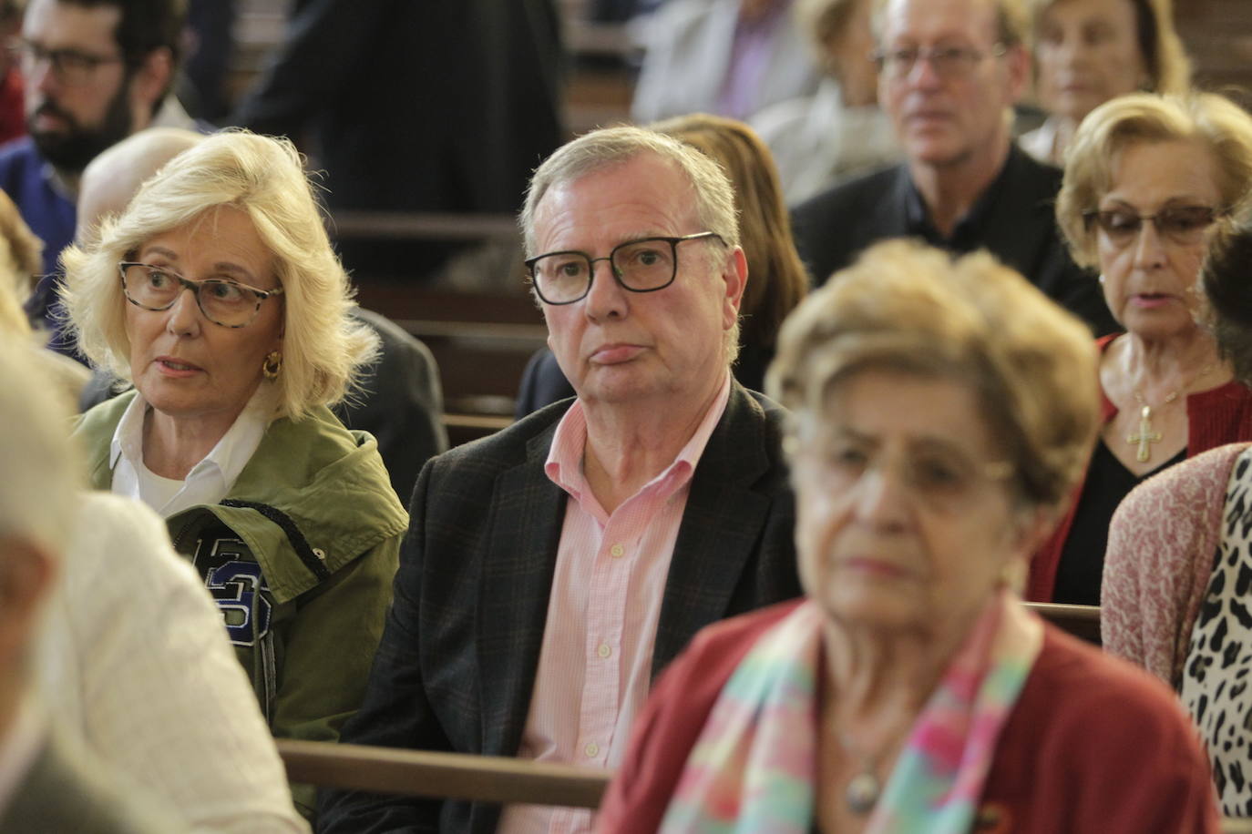 Centenares de personas han dado su último adiós en la iglesia de los Carmelitas al médico Jaime Martínez, expresidente de la Ópera de Oviedo, fallecido a los 77 años.