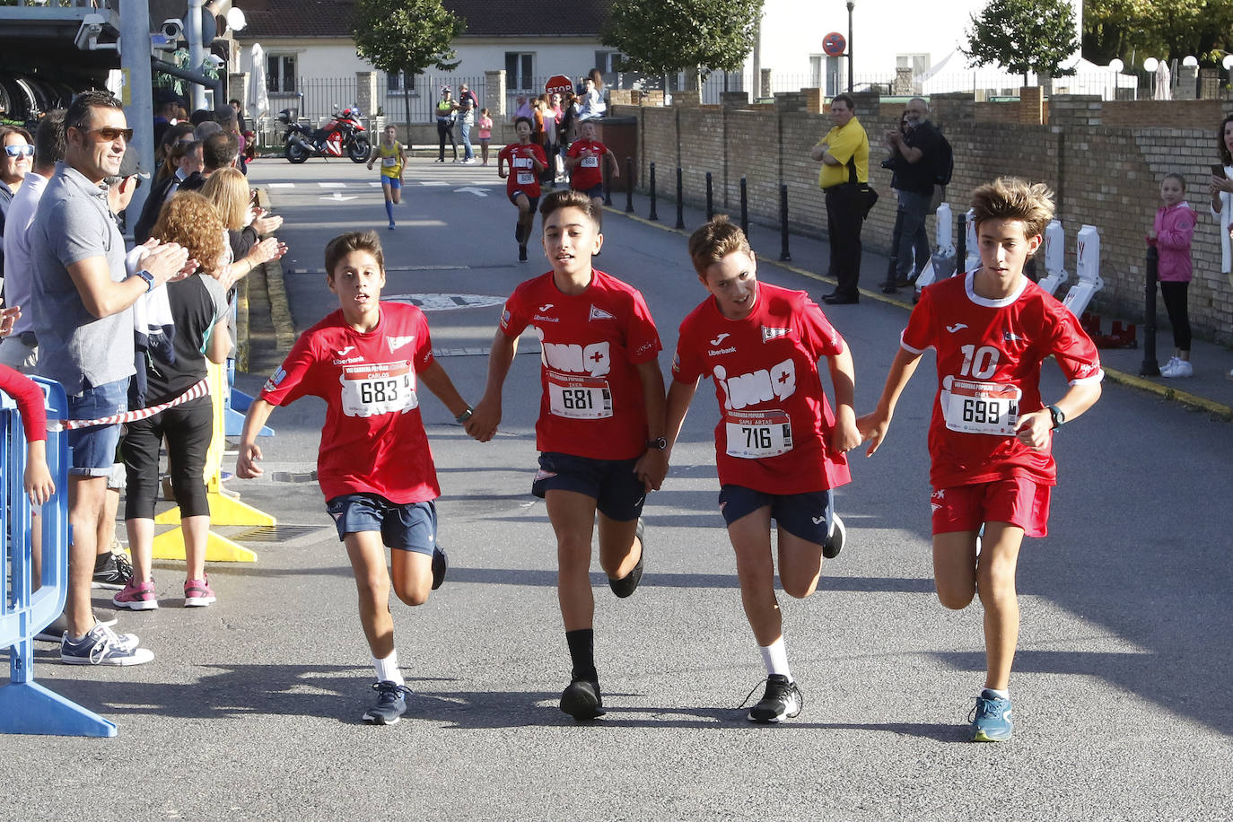 Más de 700 corredores participaron en la carrera que volvió a unir a las dos entidades