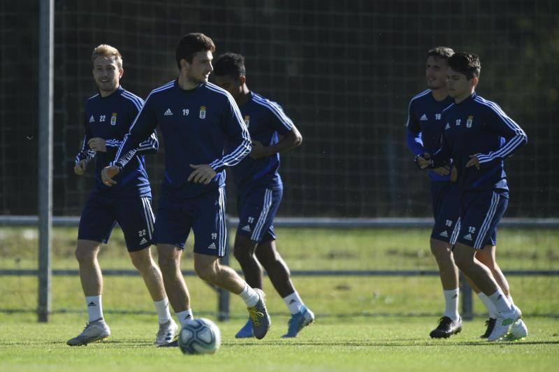 Los jugadores azules se ejercitan en El Requexón tras el empate este domingo ante el Zaragoza. 