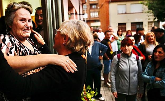 María del Carmen García junto al grupo de personas que se ha concentrado ante su casa para evitar el desahucio.