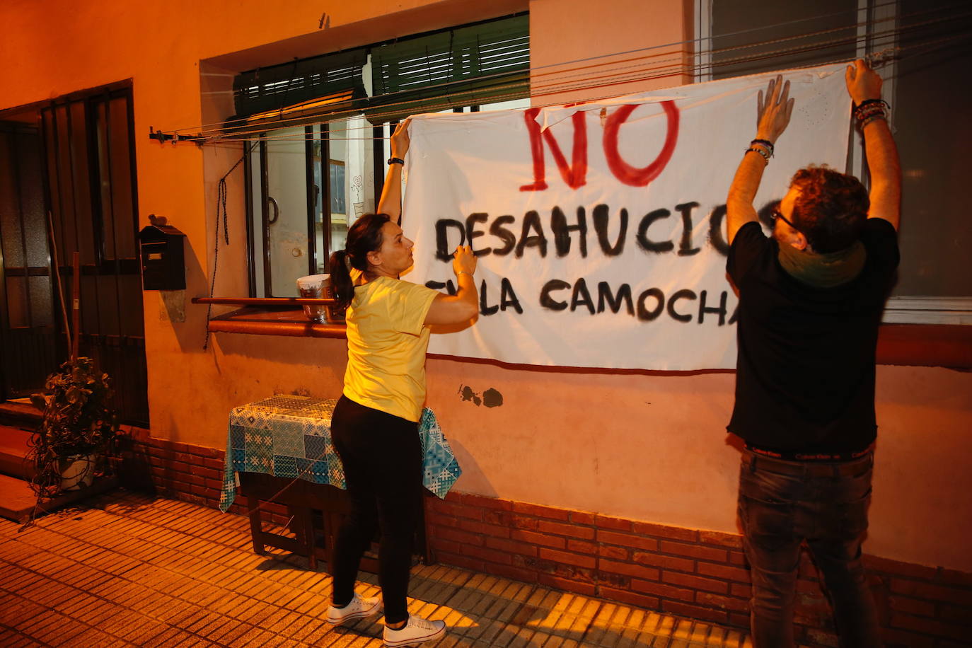 María del Carmen García, vecina del poblado minero de La Camocha, será desahuciada el lunes tras casi 50 años como arrendataria del inmueble. Tras la muerte de se marido, 'Mari', como la conocen en el barrio, asumió el alquiler de un inmueble que compartió durante años junto a sus diez hijos. Lo hizo con la garantía de que esa sería su vivienda de forma vitalicia, tal y como aseguró la empresa a todas las familias del poblado. Sin embargo, tras la quiebra de la mina y la entrada en juego de los administradores concursales, Mari, que ahora cuenta con 75 años, comenzó a recibir hace unos meses varias cartas en las que le comunicaban que por una serie de impagos procederían a su desaolojo.